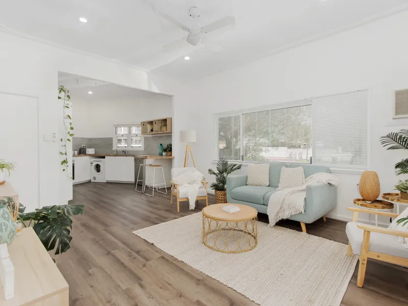 STUNNING BEACHSIDE CHARACTER UNIT IN CENTRAL LOCATION