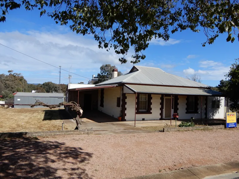 Stone cottage in leafy Wirrabara