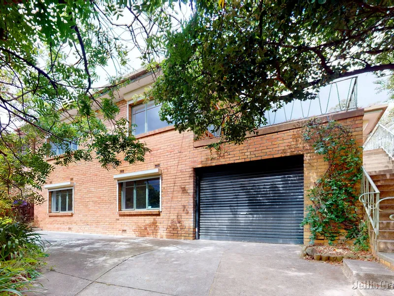 FAMILY HOME WITH HILLSYDE VIEWS