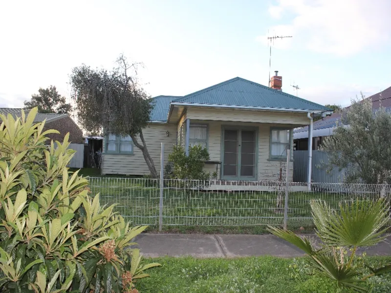 Centre of Tatura, classic design 670 sqm block with shed at rear