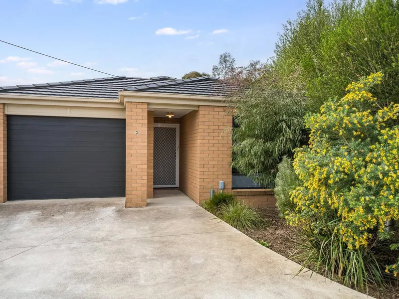 Stunning Townhouse in Convenient Lifestyle Pocket