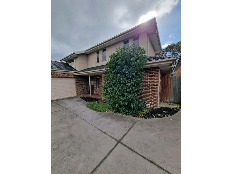 Lovely Townhouse - 3 Bedroom 2 Bathroom 2 Living areas - Amazing location