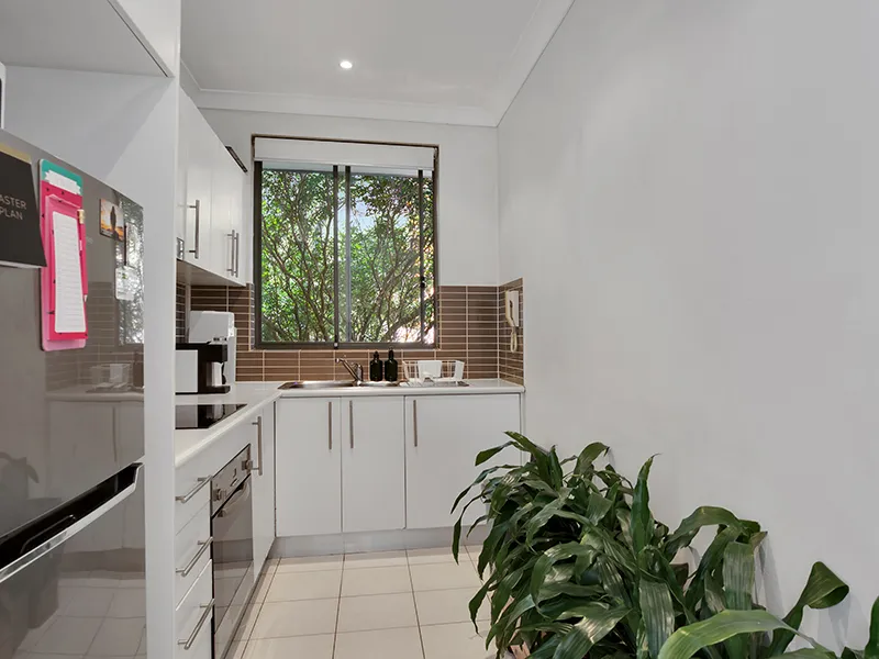 Modern 1 Bed in Fantastic Location with Balcony & Parking. 