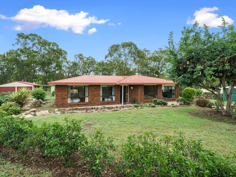 Get Two Living Areas And One Acre Filled With Happiness. 20 Mins To Toowoomba.