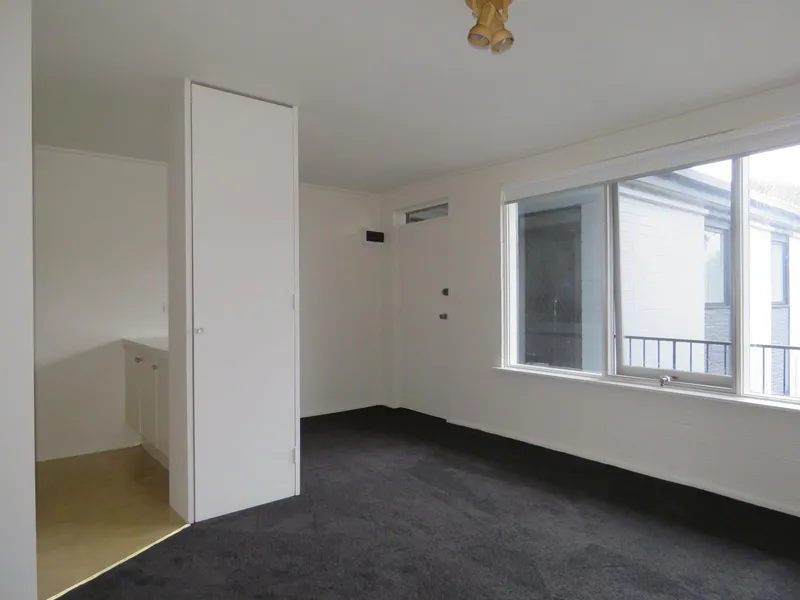 LIGHT & BRIGHT TOP FLOOR APARTMENT