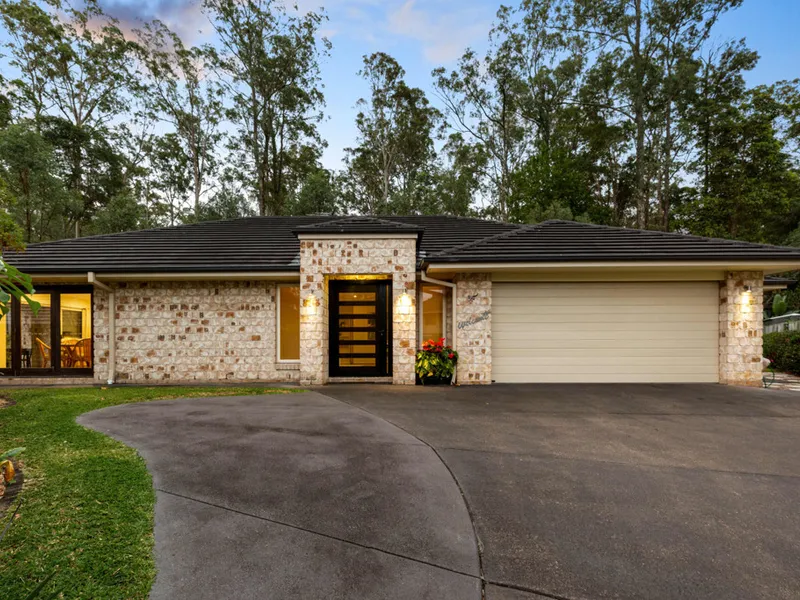 MODERN SINGLE-LEVEL ON LARGE PRIVATE BLOCK