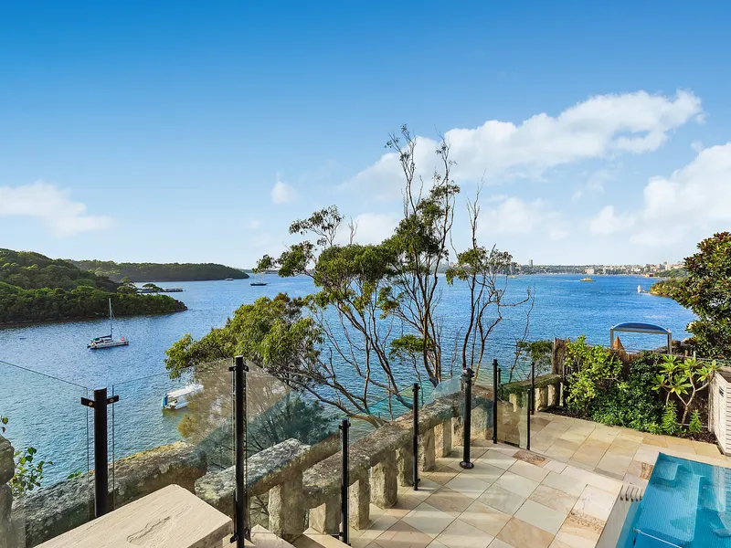 ELEGANT WATERFRONT HOME WITH PRESTIGE HARBOUR VIEWS