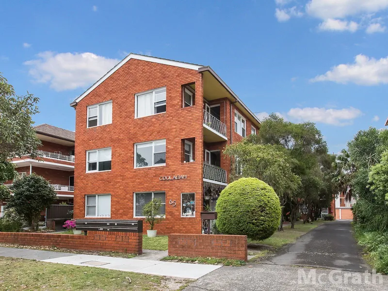 Top floor apartment in beachside location