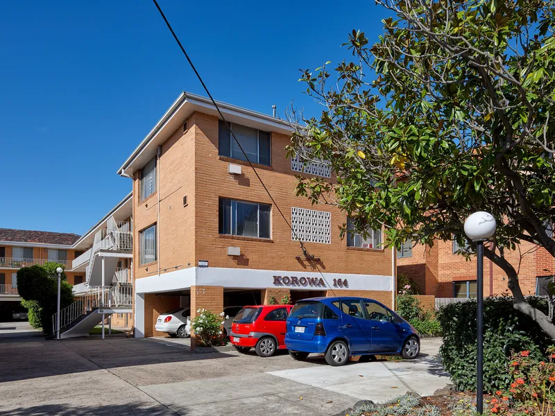 GREAT CONDITION. Bright & Spacious Apartment; Minutes to Transport & Vibrant Glenferrie Road Shops!