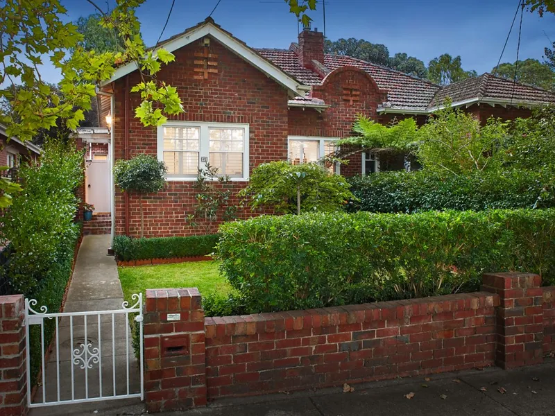 ART DECO DELIGHT WITH EXTENDED ELEGANCE!