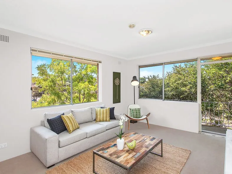 Generously sized top floor apartment