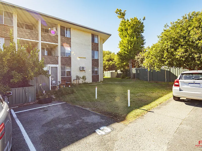 LOCATION! Plus / Ground Floor Apartment!