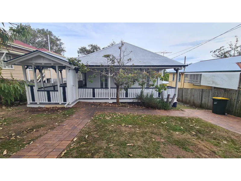 Spacious Queenslander for rent in quiet street!