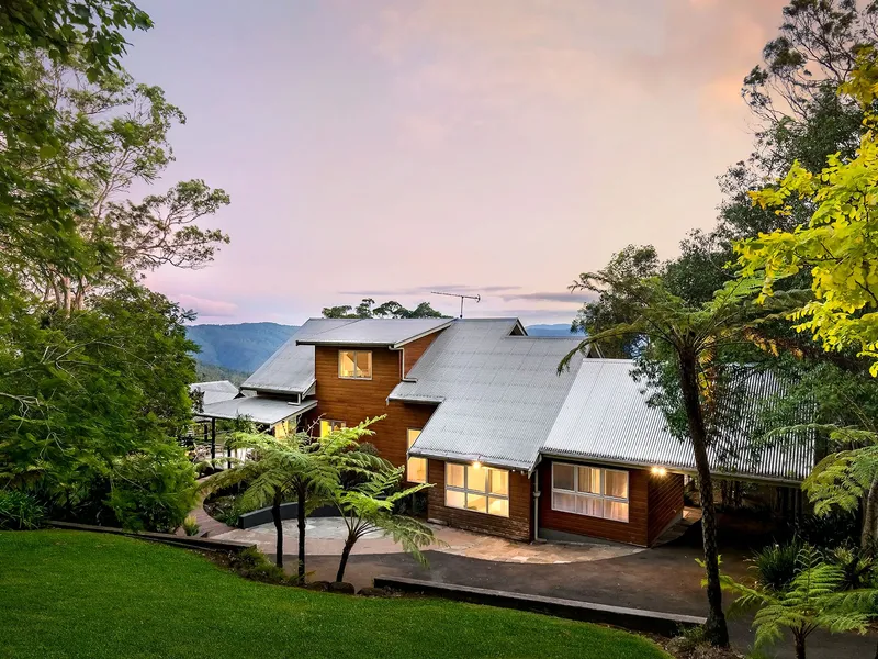 Under Contract : Ultimate Hideaway Escape at Lahey’s Lookout