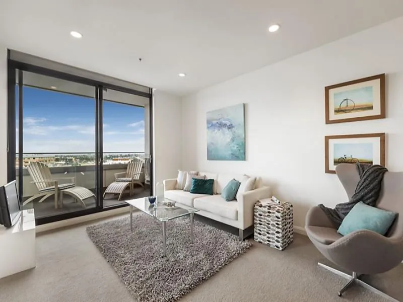 EXECUTIVE LIVING WITH BREATHTAKING VIEWS!