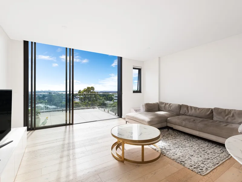 SPECTACULAR TOP FLOOR 3 BEDROOM APARTMENT - GORGEOUS NORTHERLY VIEWS