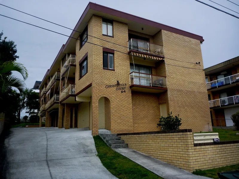 GREAT UNIT CLOSE TO COORPAROO SQUARE SHOPS AND RESTAURANTS