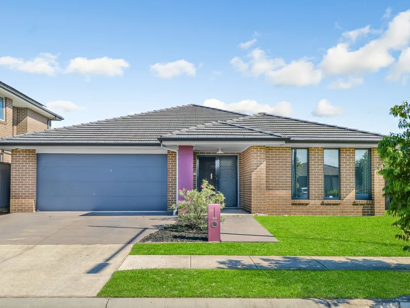HUGE FRESHLY PAINTED FAMILY HOME!