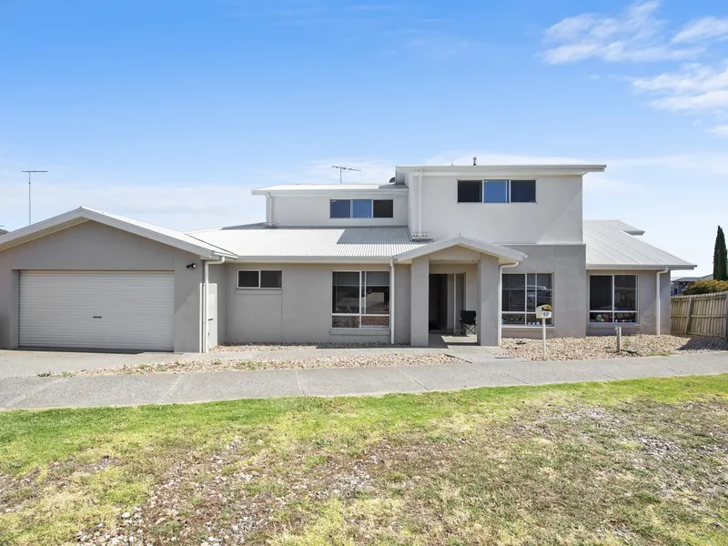 Rooms available in fully furnished student accommodation home - queen sized bed & mattress, wall-mounted tv, student desk included and bills included!