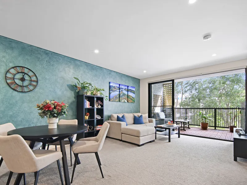 Oversized Luxury Apartment with Dual Aspects and Prime Convenience