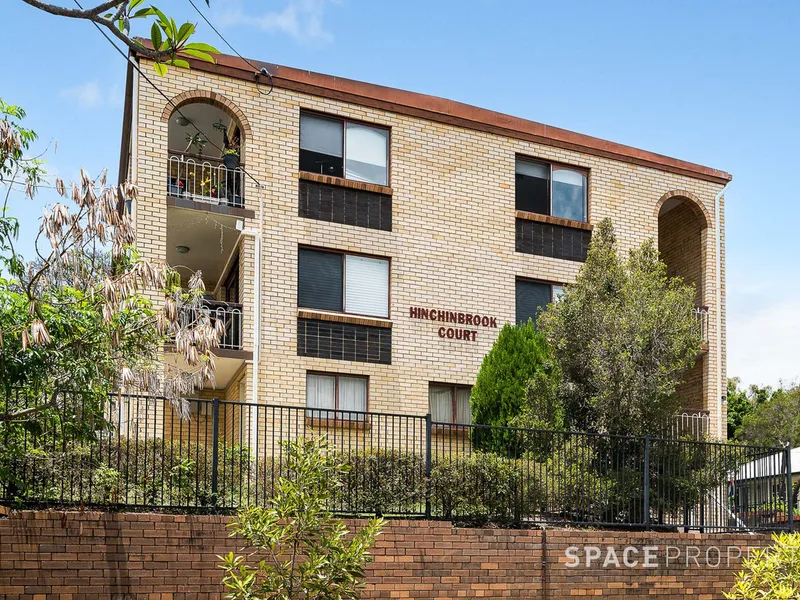 Elevated Industrial Elegance, Three Bedroom Urban Retreat in Kelvin Grove