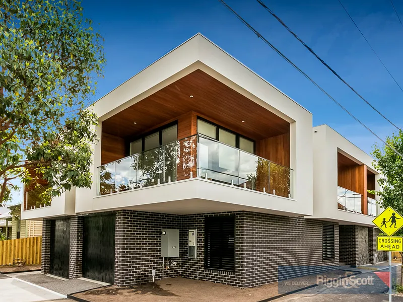 STUNNING 3 LEVEL, 3 BEDROOM TOWNHOUSE!