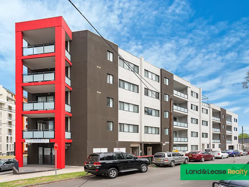 WELL APPOINTED UNIT OFFERING CONVENIENCE AND COMFORT! 