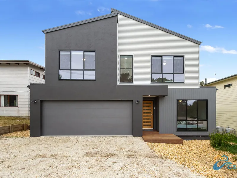 ABSOLUTE WATER FRONT!