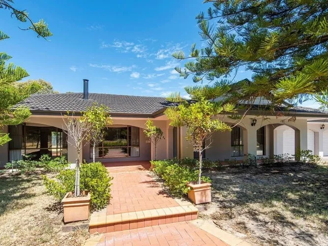 Great Family House on a large land