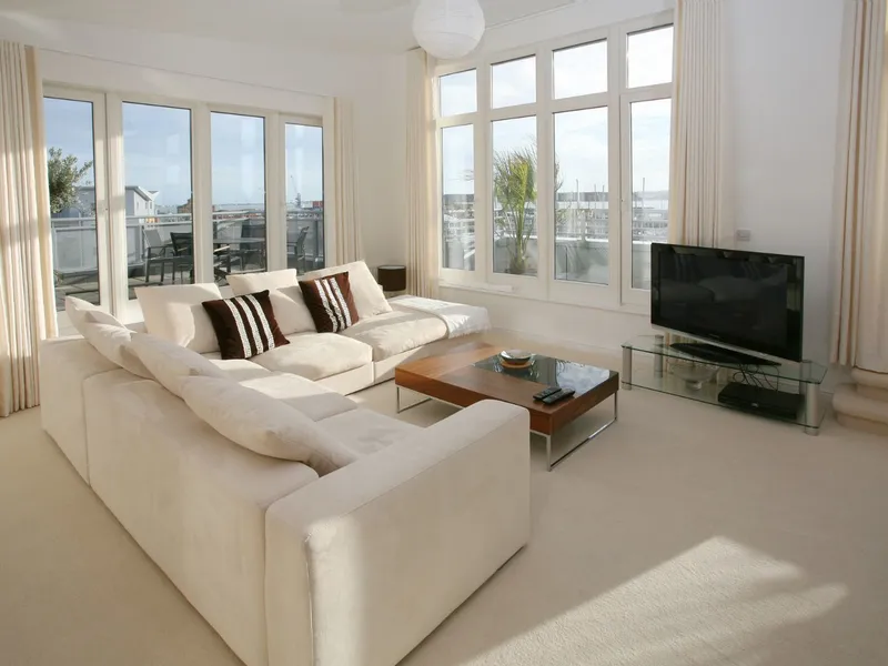 Luxury 2 bed apartment at lowest price - Quick Walk-to-Station