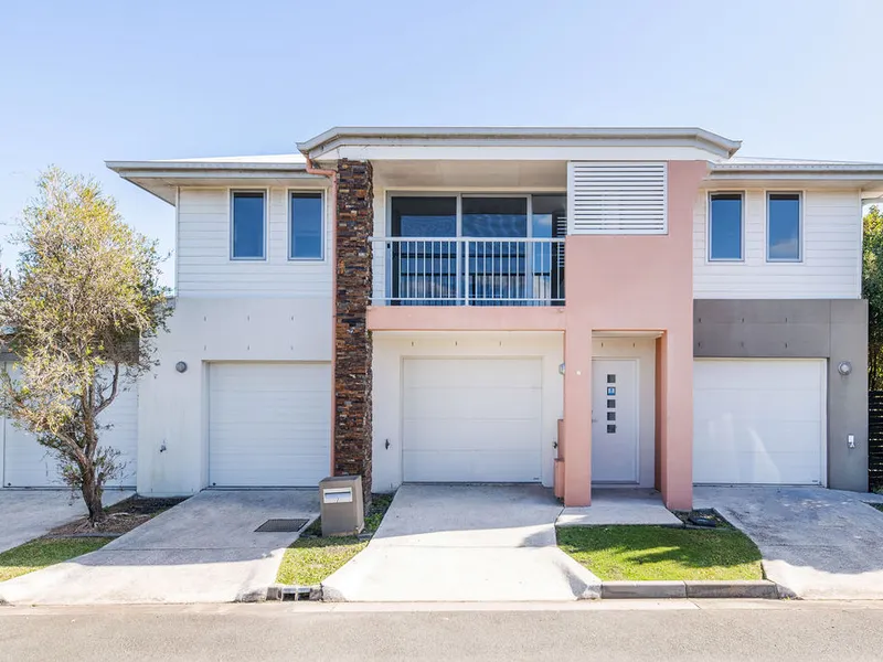 Move in Ready Townhouse in Ideal Location!