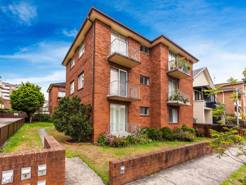 TOP FLOOR STUDIO APARTMENT!