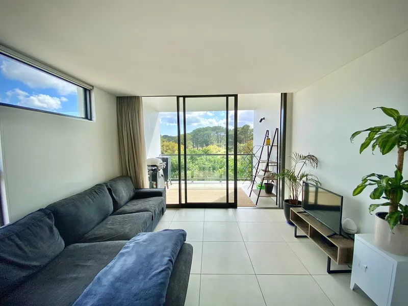 MODERN AND STYLISH APARTMENT LIVING - LIGHT RAIL AT DOOR