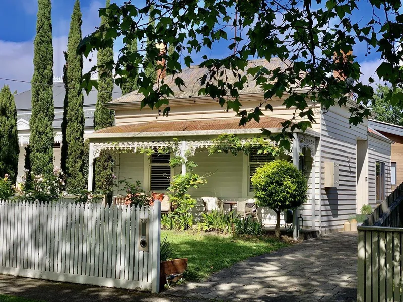 OUTSTANDING CENTRAL LIVING - FURNISHED @ $670 OR UNFURNISHED @ $550pw