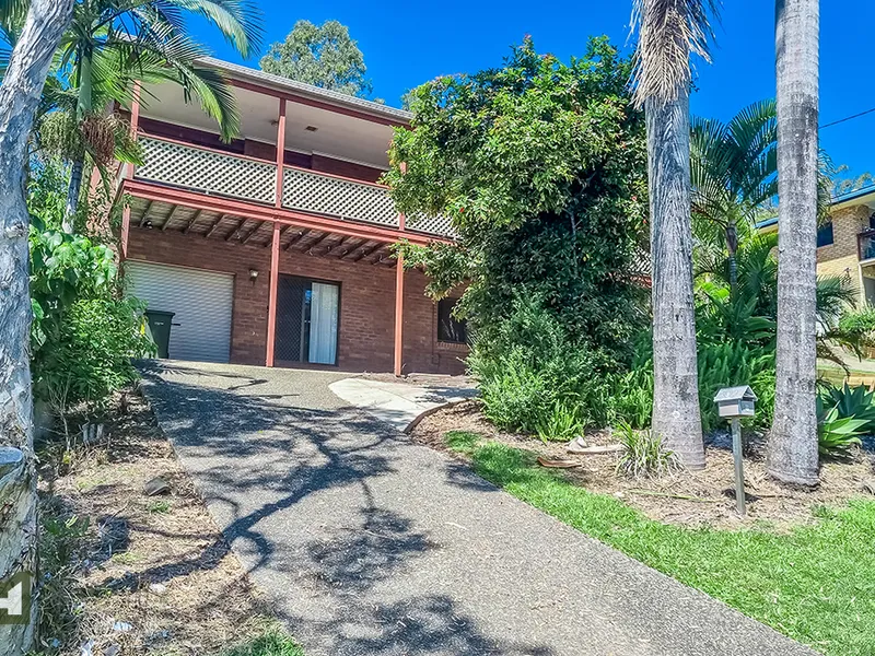 4 bedroom 2 bathroom family home with a massive backyard, AVAILABLE NOW!