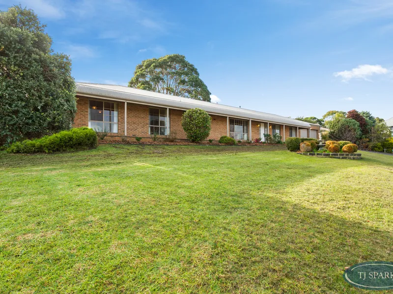 QUINTESSENTIAL MT ELIZA HOME IN EXCLUSIVE CUL-DE-SAC {DECEASED ESTATE}