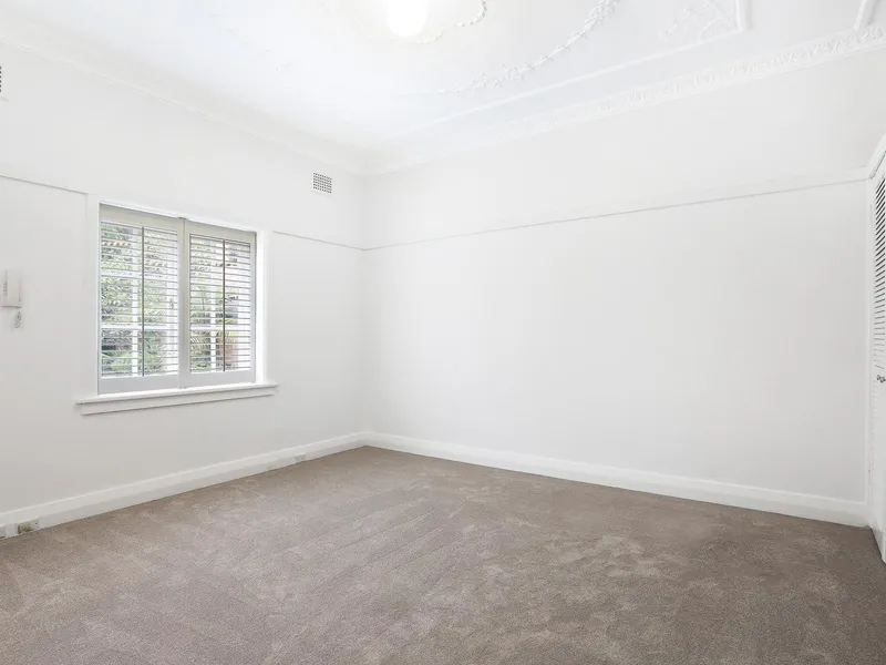 Immaculate Art Deco apartment tucked away in a peaceful, quiet setting