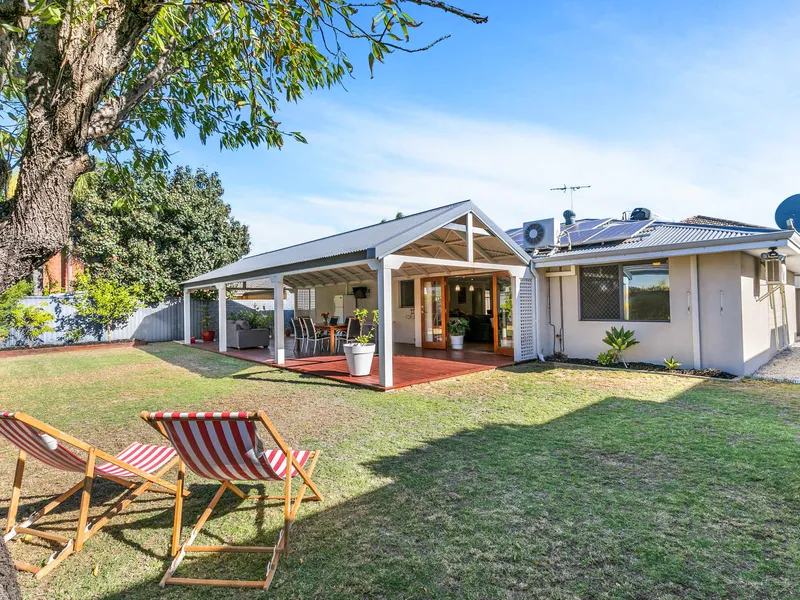 UNIQUE 4 BEDROOM HOME ON LARGE BLOCK IN THE TOP END OF CARLISLE!!