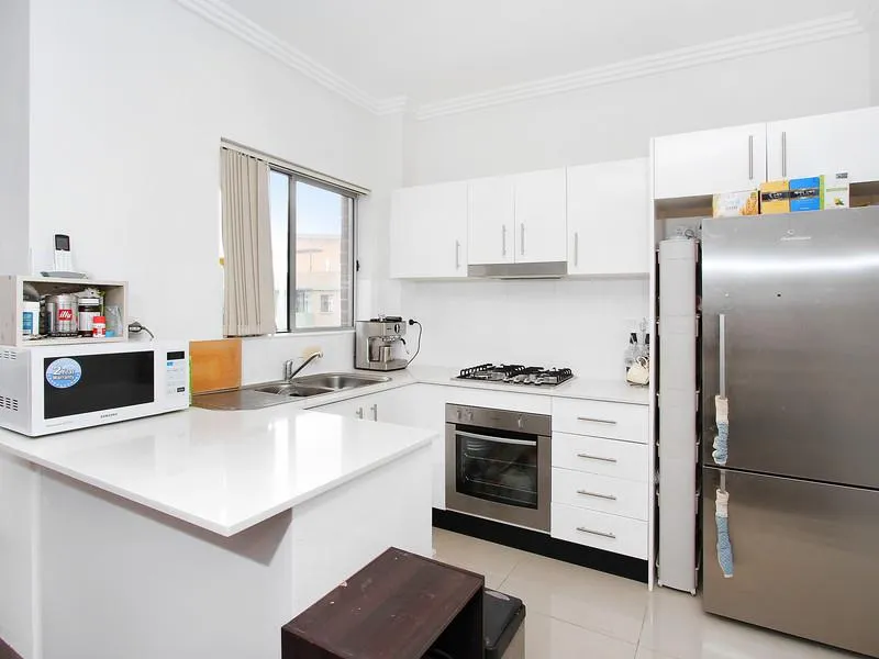 Spacious, light filled 2 bedroom Apartment!!!