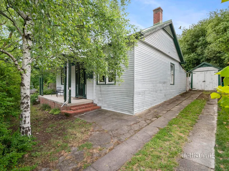 Charming California Bungalow Awaits Your Personal Touch!