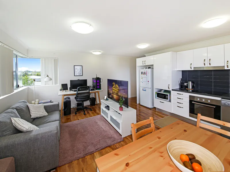 Modern Unit Living In Prime Location