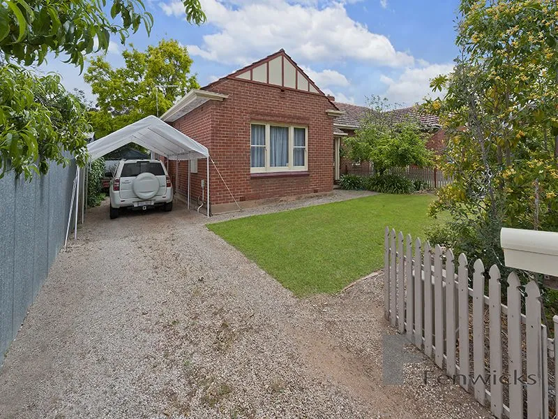 What a Little Beauty. Semi-detached. Suit small family.Close to all Amenties!