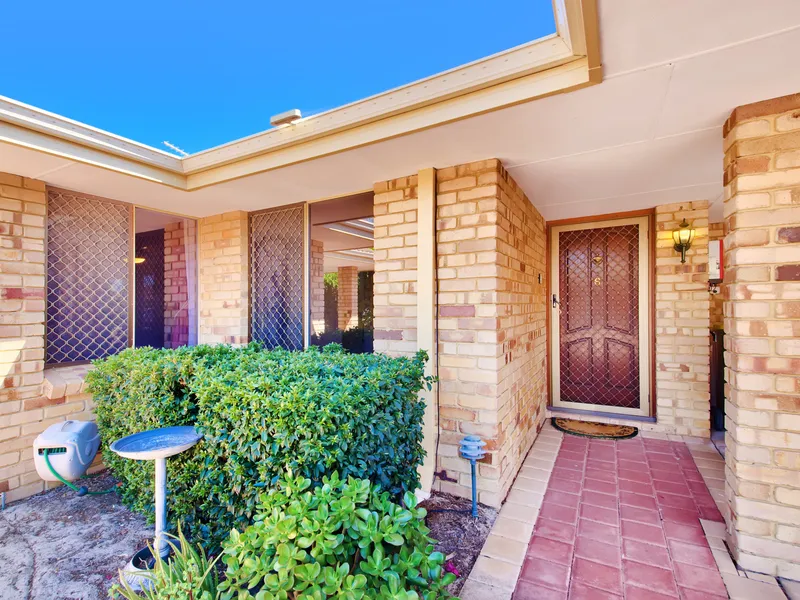 IMMACULATELY PRESENTED, PRIVATELY POSITIONED AND SO CONVENIENT!