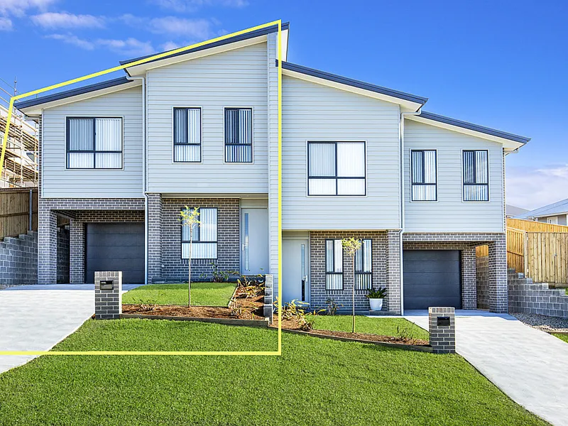 Duplex available for rent in the sought after Huntingdale Park Estate!