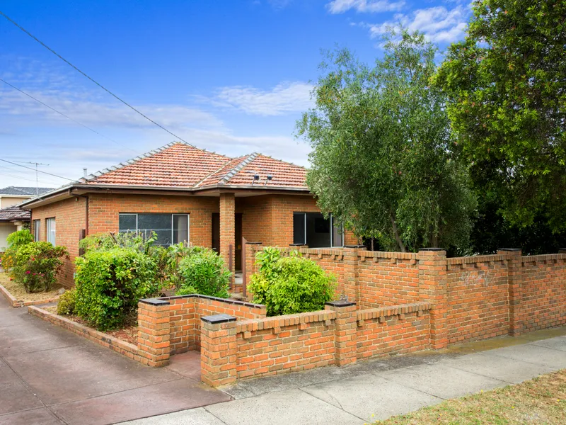 Spacious 4 bedroom residence in a fantastic location! Walk to Monash University!