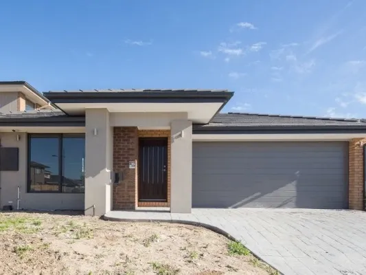 LARGE STUNNING HOME IN FANTASTIC LOCATION!!