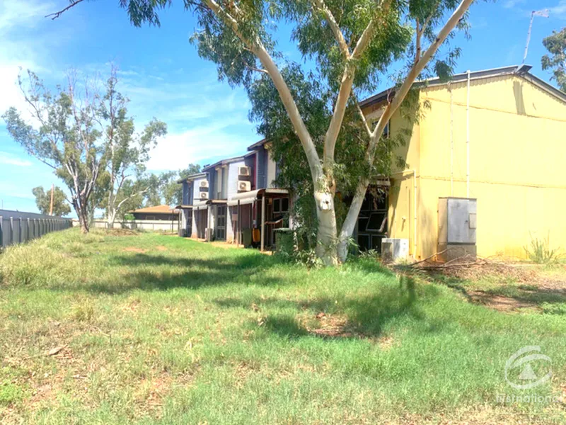 SEVEN 2X2 APARTMENTS SET ON 3 LOTS