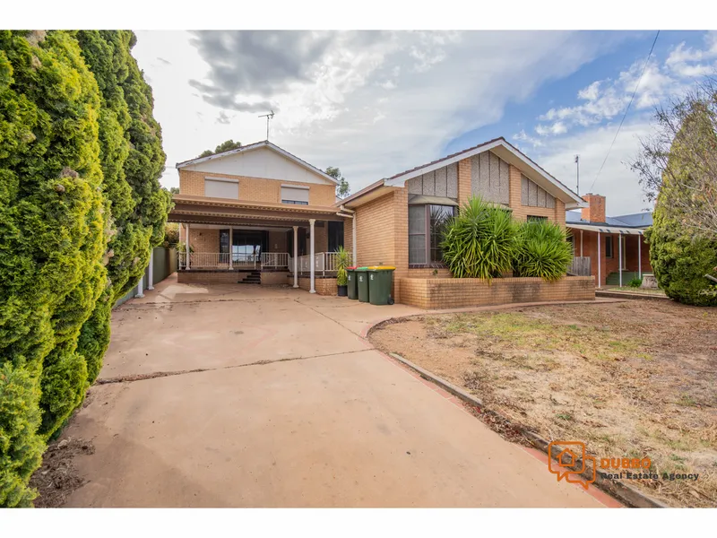 FULLY FURNISHED 6 BEDROOM HOME WITH POOL LOCATED IN SOUTH DUBBO.