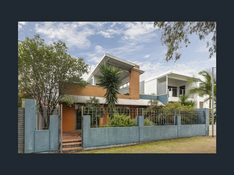 Trendy 2 Story Home - popular locale close to everything and overlooks a park plus  walk to plant 4 and so many eateries