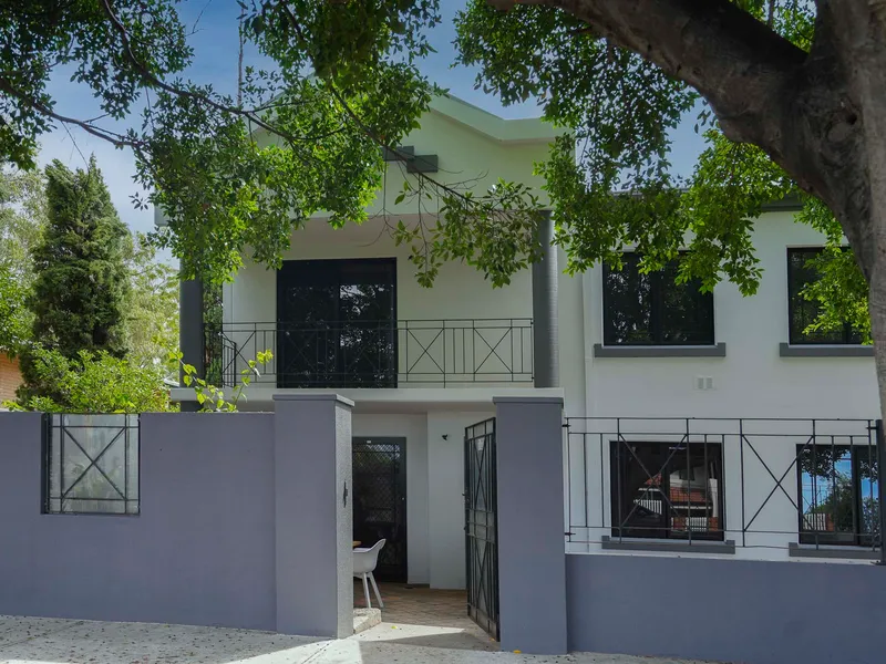 Lovely Street Front Townhouse - PUBLIC AUCTION
